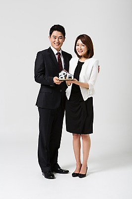 포토 JPG 스튜디오촬영 전신 라이프스타일 부부 여자 남자 40대 중년 비즈니스 모션 중년라이프 부동산 주택 실내 서기 미소 들기 사람 동양인 정장 성인 두명 앞모습 미니어처 한국인 비즈니스맨 비즈니스우먼 동료 중년부부 맞벌이 중년만 성인만 국내포토 커플 옷 뷰포인트 관계 표정 인종 내부 건물 생활 모형 직장인 재산 파일형식