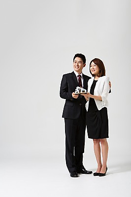 포토 JPG 스튜디오촬영 전신 라이프스타일 부부 여자 남자 40대 중년 비즈니스 모션 중년라이프 부동산 주택 실내 서기 미소 들기 사람 동양인 정장 손짓 성인 두명 앞모습 손들기 미니어처 한국인 비즈니스맨 비즈니스우먼 동료 중년부부 맞벌이 중년만 성인만 국내포토 커플 옷 뷰포인트 관계 표정 인종 내부 건물 생활 모형 직장인 재산 파일형식