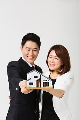 포토 JPG 스튜디오촬영 라이프스타일 부부 여자 남자 40대 중년 비즈니스 모션 중년라이프 주택 실내 서기 미소 들기 사람 동양인 정장 상반신 성인 두명 앞모습 미니어처 한국인 비즈니스맨 비즈니스우먼 동료 중년부부 맞벌이 중년만 성인만 국내포토 커플 옷 뷰포인트 관계 표정 인종 내부 건물 생활 모형 직장인 파일형식