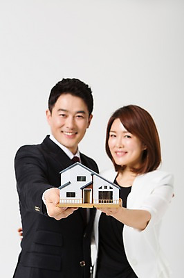 포토 JPG 스튜디오촬영 라이프스타일 부부 여자 남자 40대 중년 비즈니스 모션 중년라이프 주택 실내 서기 미소 들기 사람 동양인 정장 상반신 성인 두명 앞모습 미니어처 한국인 비즈니스맨 비즈니스우먼 동료 중년부부 맞벌이 중년만 성인만 국내포토 커플 옷 뷰포인트 관계 표정 인종 내부 건물 생활 모형 직장인 파일형식