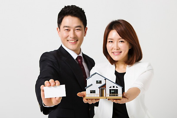 포토 JPG 스튜디오촬영 라이프스타일 부부 여자 남자 40대 중년 비즈니스 모션 중년라이프 명함 부동산 주택 실내 미소 들기 사람 동양인 정장 상반신 성인 두명 앞모습 미니어처 한국인 비즈니스맨 비즈니스우먼 동료 중년부부 맞벌이 중년만 성인만 국내포토 커플 옷 뷰포인트 관계 표정 인종 내부 건물 생활 모형 직장인 재산 파일형식