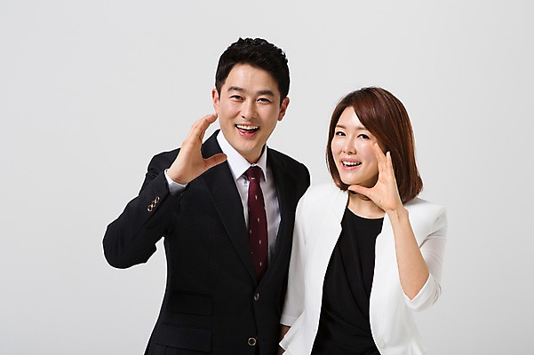 포토 JPG 스튜디오촬영 라이프스타일 부부 여자 남자 40대 중년 비즈니스 모션 중년라이프 실내 서기 미소 사람 동양인 정장 손짓 상반신 성인 두명 앞모습 한국인 비즈니스맨 비즈니스우먼 동료 중년부부 맞벌이 중년만 성인만 국내포토 커플 옷 뷰포인트 관계 표정 인종 내부 생활 직장인 파일형식