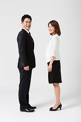 포토 JPG 스튜디오촬영 전신 라이프스타일 부부 여자 남자 40대 중년 비즈니스 모션 중년라이프 실내 서기 미소 사람 동양인 정장 성인 두명 옆모습 한국인 비즈니스맨 비즈니스우먼 동료 중년부부 맞벌이 중년만 성인만 국내포토 커플 옷 뷰포인트 관계 표정 인종 내부 생활 직장인 파일형식