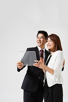 포토 JPG 스튜디오촬영 라이프스타일 부부 응시 여자 남자 40대 중년 비즈니스 모션 중년라이프 알림판 실내 서기 미소 들기 사람 동양인 정장 상반신 성인 두명 앞모습 한국인 비즈니스맨 비즈니스우먼 동료 중년부부 맞벌이 중년만 성인만 국내포토 커플 시선 옷 뷰포인트 관계 표정 인종 내부 생활 직장인 파일형식