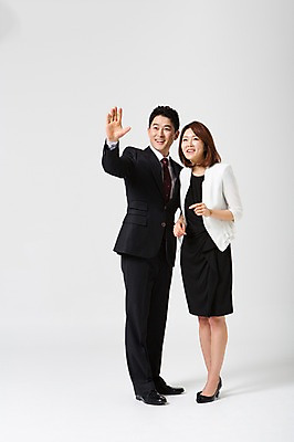 포토 JPG 스튜디오촬영 전신 라이프스타일 부부 응시 여자 남자 40대 중년 비즈니스 모션 중년라이프 실내 서기 미소 사람 동양인 정장 손짓 성인 두명 앞모습 터치 한국인 비즈니스맨 비즈니스우먼 동료 중년부부 맞벌이 중년만 성인만 국내포토 커플 시선 옷 뷰포인트 관계 표정 인종 내부 생활 직장인 파일형식