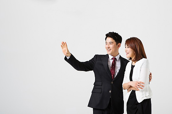 포토 JPG 스튜디오촬영 라이프스타일 부부 응시 여자 남자 40대 중년 비즈니스 모션 중년라이프 실내 서기 미소 사람 동양인 정장 손짓 상반신 성인 두명 옆모습 팔짱 한국인 비즈니스맨 비즈니스우먼 동료 중년부부 맞벌이 중년만 성인만 국내포토 커플 시선 옷 뷰포인트 관계 표정 인종 내부 생활 직장인 파일형식