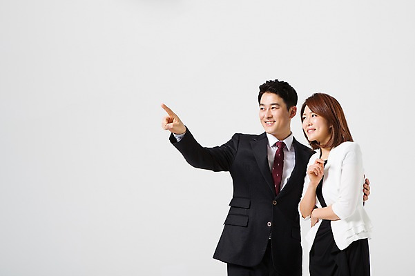 포토 JPG 스튜디오촬영 라이프스타일 부부 여자 남자 40대 중년 비즈니스 모션 중년라이프 실내 서기 미소 사람 동양인 정장 손짓 상반신 성인 두명 옆모습 터치 한국인 가리킴 비즈니스맨 비즈니스우먼 동료 중년부부 맞벌이 중년만 성인만 국내포토 커플 옷 뷰포인트 관계 표정 인종 내부 생활 직장인 파일형식