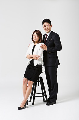 포토 JPG 스튜디오촬영 전신 라이프스타일 부부 여자 남자 40대 중년 의자 비즈니스 모션 중년라이프 실내 서기 미소 사람 앉기 동양인 정장 성인 두명 팔짱 한국인 비즈니스맨 비즈니스우먼 동료 중년부부 맞벌이 중년만 성인만 국내포토 커플 옷 가구 관계 표정 인종 내부 생활 직장인 파일형식