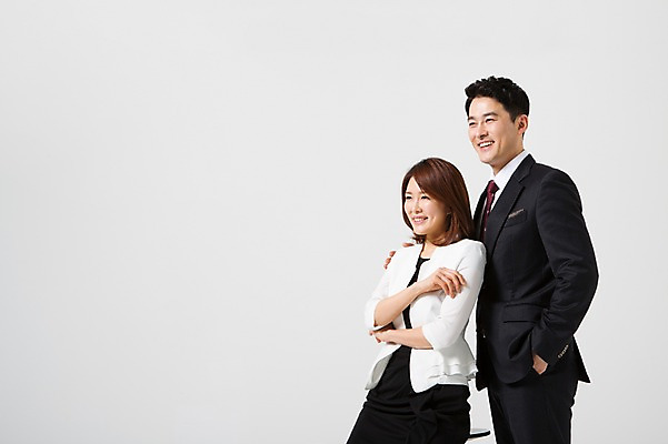 포토 JPG 스튜디오촬영 라이프스타일 부부 응시 여자 남자 40대 중년 비즈니스 모션 중년라이프 어깨동무 실내 서기 사람 앉기 동양인 정장 상반신 성인 두명 옆모습 한국인 비즈니스맨 비즈니스우먼 동료 중년부부 맞벌이 중년만 성인만 국내포토 커플 시선 옷 뷰포인트 포즈 관계 인종 내부 생활 직장인 파일형식