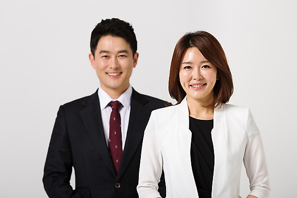 포토 JPG 스튜디오촬영 라이프스타일 부부 여자 남자 40대 중년 비즈니스 모션 중년라이프 실내 서기 미소 사람 동양인 정장 상반신 성인 두명 앞모습 한국인 비즈니스맨 비즈니스우먼 동료 중년부부 맞벌이 중년만 성인만 국내포토 커플 옷 뷰포인트 관계 표정 인종 내부 생활 직장인 파일형식