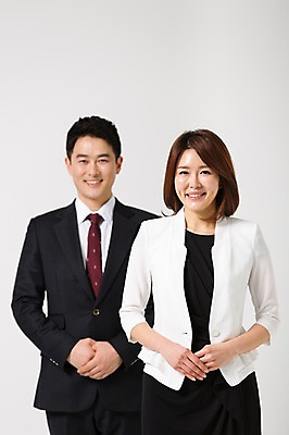 포토 JPG 스튜디오촬영 라이프스타일 부부 여자 남자 40대 중년 비즈니스 모션 중년라이프 실내 서기 미소 사람 동양인 정장 손짓 상반신 성인 두명 앞모습 한국인 비즈니스맨 비즈니스우먼 동료 손모으기 중년부부 맞벌이 중년만 성인만 국내포토 커플 옷 뷰포인트 관계 표정 인종 내부 생활 직장인 파일형식