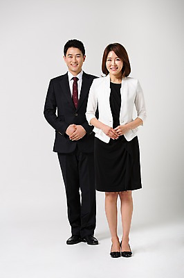 포토 JPG 스튜디오촬영 전신 라이프스타일 부부 여자 남자 40대 중년 비즈니스 모션 중년라이프 실내 서기 미소 사람 동양인 정장 손짓 성인 두명 앞모습 한국인 비즈니스맨 비즈니스우먼 동료 손모으기 중년부부 맞벌이 중년만 성인만 국내포토 커플 옷 뷰포인트 관계 표정 인종 내부 생활 직장인 파일형식