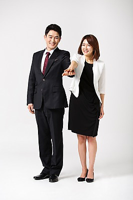 포토 JPG 스튜디오촬영 전신 라이프스타일 부부 여자 남자 40대 중년 비즈니스 모션 중년라이프 실내 서기 미소 사람 동양인 정장 손짓 성인 두명 앞모습 한국인 비즈니스맨 비즈니스우먼 동료 손모으기 중년부부 맞벌이 중년만 성인만 국내포토 커플 옷 뷰포인트 관계 표정 인종 내부 생활 직장인 파일형식