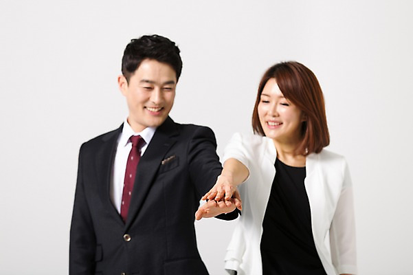 포토 JPG 스튜디오촬영 라이프스타일 부부 여자 남자 40대 중년 비즈니스 모션 중년라이프 실내 미소 사람 동양인 정장 손짓 상반신 성인 두명 앞모습 한국인 비즈니스맨 비즈니스우먼 동료 손모으기 중년부부 맞벌이 중년만 성인만 국내포토 커플 옷 뷰포인트 관계 표정 인종 내부 생활 직장인 파일형식