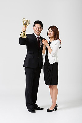 포토 JPG 스튜디오촬영 전신 라이프스타일 부부 여자 남자 40대 중년 비즈니스 모션 중년라이프 실내 서기 들기 사람 동양인 정장 성인 두명 앞모습 한국인 비즈니스맨 비즈니스우먼 트로피 동료 중년부부 맞벌이 중년만 성인만 국내포토 커플 옷 뷰포인트 관계 인종 내부 생활 직장인 상_우승 파일형식