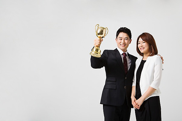 포토 JPG 스튜디오촬영 라이프스타일 부부 여자 남자 40대 중년 비즈니스 모션 중년라이프 실내 서기 미소 들기 사람 동양인 정장 상반신 성인 두명 앞모습 한국인 비즈니스맨 비즈니스우먼 트로피 동료 중년부부 맞벌이 중년만 성인만 국내포토 커플 옷 뷰포인트 관계 표정 인종 내부 생활 직장인 상_우승 파일형식
