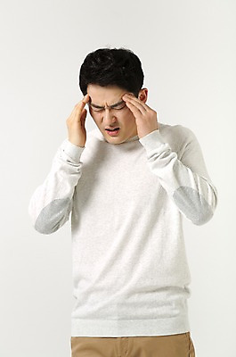 포토 JPG 스튜디오촬영 라이프스타일 남자 40대 모션 중년라이프 남편 실내 표정 한명 서기 사람 손짓 상반신 성인 앞모습 고통 한국인 찡그림 두통 중년남자한명만 국내포토 1 감정 뷰포인트 중년 동양인 내부 생활 질병 남자한명만 중년남자만 파일형식