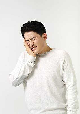 포토 JPG 스튜디오촬영 라이프스타일 남자 40대 모션 중년라이프 남편 실내 표정 한명 서기 사람 손짓 상반신 성인 앞모습 고통 한국인 찡그림 치통 중년남자한명만 국내포토 1 감정 뷰포인트 중년 동양인 내부 생활 질병 남자한명만 중년남자만 파일형식