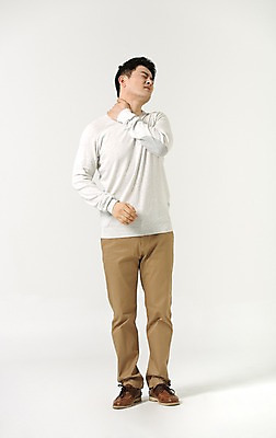 포토 JPG 스튜디오촬영 전신 라이프스타일 남자 40대 모션 중년라이프 남편 실내 한명 서기 사람 손짓 성인 앞모습 고통 한국인 어깨 중년남자한명만 국내포토 1 감정 뷰포인트 중년 동양인 내부 생활 신체부위 남자한명만 중년남자만 파일형식