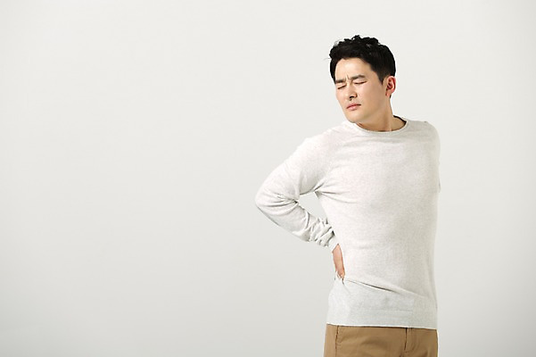 포토 JPG 스튜디오촬영 라이프스타일 남자 40대 허리손 모션 중년라이프 남편 실내 표정 한명 서기 사람 손짓 상반신 성인 앞모습 고통 한국인 찡그림 허리 요통 중년남자한명만 국내포토 1 감정 뷰포인트 중년 포즈 동양인 내부 생활 신체부위 허리통증 남자한명만 중년남자만 파일형식