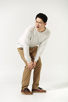 포토 JPG 스튜디오촬영 전신 라이프스타일 남자 40대 모션 중년라이프 남편 실내 한명 서기 사람 손짓 성인 앞모습 고통 한국인 찡그림 관절염 무릎 중년남자한명만 국내포토 1 감정 뷰포인트 중년 표정 동양인 내부 생활 신체부위 질병 남자한명만 중년남자만 파일형식