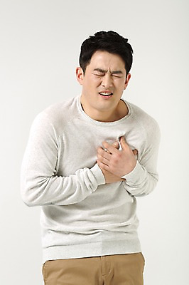 포토 JPG 스튜디오촬영 라이프스타일 남자 40대 모션 중년라이프 남편 실내 표정 한명 서기 사람 손짓 상반신 성인 앞모습 고통 한국인 심장 찡그림 중년남자한명만 국내포토 1 감정 뷰포인트 중년 동양인 내부 생활 장기_의학 남자한명만 중년남자만 파일형식