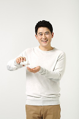 포토 JPG 스튜디오촬영 라이프스타일 남자 40대 모션 중년라이프 남편 실내 건강 한명 서기 미소 들기 사람 손짓 상반신 성인 앞모습 약 한국인 약병 중년남자한명만 국내포토 1 뷰포인트 중년 의학 표정 동양인 내부 생활 병_담는 남자한명만 중년남자만 파일형식