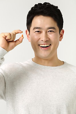 포토 JPG 스튜디오촬영 라이프스타일 남자 40대 모션 중년라이프 남편 실내 건강 한명 서기 미소 들기 사람 상반신 성인 앞모습 알약 한국인 중년남자한명만 국내포토 1 뷰포인트 중년 표정 동양인 내부 생활 약 남자한명만 중년남자만 파일형식