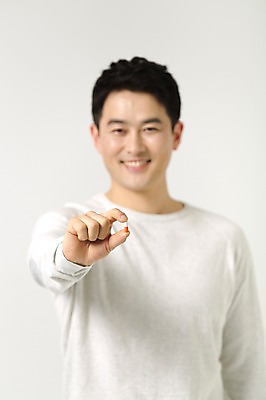 포토 JPG 스튜디오촬영 라이프스타일 남자 40대 모션 중년라이프 남편 실내 건강 한명 서기 미소 들기 사람 상반신 성인 앞모습 알약 한국인 중년남자한명만 국내포토 1 뷰포인트 중년 표정 동양인 내부 생활 약 남자한명만 중년남자만 파일형식