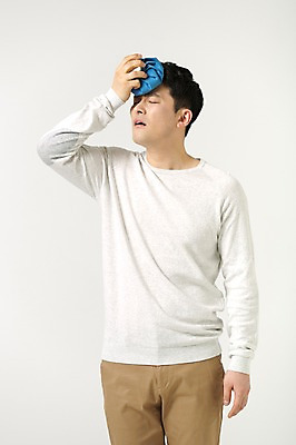 포토 JPG 스튜디오촬영 라이프스타일 남자 40대 모션 중년라이프 남편 실내 한명 서기 들기 사람 상반신 성인 앞모습 손들기 눈감음 고통 한국인 두통 얼음팩 중년남자한명만 국내포토 1 감정 뷰포인트 중년 동양인 내부 생활 질병 남자한명만 중년남자만 파일형식