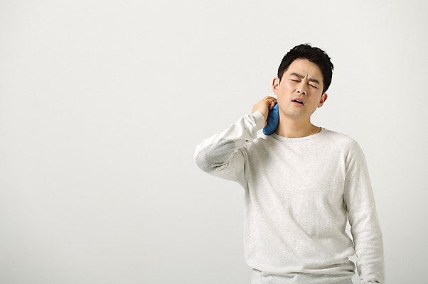 포토 JPG 스튜디오촬영 라이프스타일 남자 40대 모션 중년라이프 남편 실내 한명 서기 들기 사람 상반신 성인 앞모습 눈감음 고통 한국인 찡그림 얼음팩 중년남자한명만 국내포토 1 감정 뷰포인트 중년 표정 동양인 내부 생활 남자한명만 중년남자만 파일형식