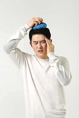 포토 JPG 스튜디오촬영 라이프스타일 남자 40대 모션 중년라이프 남편 실내 한명 서기 들기 사람 손짓 상반신 성인 앞모습 고통 한국인 찡그림 얼음팩 중년남자한명만 국내포토 1 감정 뷰포인트 중년 표정 동양인 내부 생활 남자한명만 중년남자만 파일형식