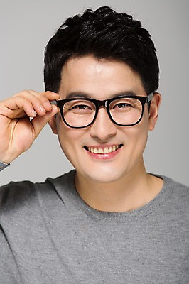 포토 JPG 스튜디오촬영 라이프스타일 남자 안경 40대 모션 중년라이프 남편 실내 한명 미소 사람 손짓 상반신 성인 앞모습 한국인 중년남자한명만 안경낌 국내포토 1 잡화 뷰포인트 중년 표정 동양인 내부 생활 남자한명만 중년남자만 파일형식