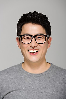 포토 JPG 스튜디오촬영 라이프스타일 남자 안경 40대 모션 중년라이프 남편 실내 한명 미소 사람 상반신 성인 앞모습 한국인 중년남자한명만 안경낌 국내포토 1 잡화 뷰포인트 중년 표정 동양인 내부 생활 남자한명만 중년남자만 파일형식