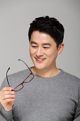 포토 JPG 스튜디오촬영 라이프스타일 응시 남자 안경 40대 모션 중년라이프 남편 실내 한명 미소 들기 사람 상반신 성인 앞모습 한국인 중년남자한명만 국내포토 1 시선 잡화 뷰포인트 중년 표정 동양인 내부 생활 남자한명만 중년남자만 파일형식