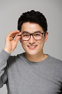 포토 JPG 스튜디오촬영 라이프스타일 남자 안경 40대 모션 중년라이프 남편 실내 한명 미소 사람 손짓 상반신 성인 앞모습 한국인 중년남자한명만 안경낌 국내포토 1 잡화 뷰포인트 중년 표정 동양인 내부 생활 남자한명만 중년남자만 파일형식