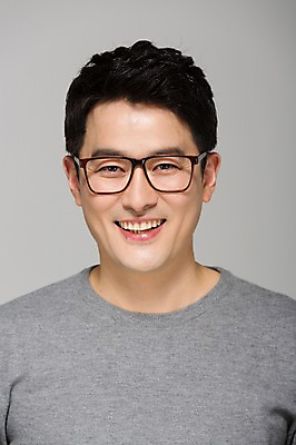 포토 JPG 스튜디오촬영 라이프스타일 남자 안경 40대 모션 중년라이프 남편 실내 한명 미소 사람 상반신 성인 앞모습 한국인 중년남자한명만 안경낌 국내포토 1 잡화 뷰포인트 중년 표정 동양인 내부 생활 남자한명만 중년남자만 파일형식