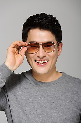 포토 JPG 스튜디오촬영 라이프스타일 남자 40대 모션 중년라이프 남편 실내 한명 미소 들기 사람 손짓 상반신 성인 앞모습 선글라스 한국인 중년남자한명만 국내포토 1 안경 뷰포인트 중년 표정 동양인 내부 생활 남자한명만 중년남자만 파일형식