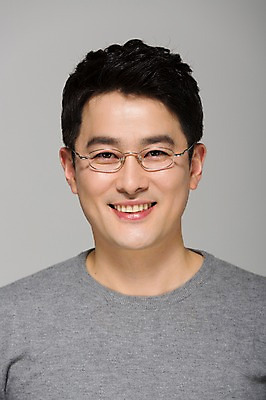 포토 JPG 스튜디오촬영 라이프스타일 남자 안경 40대 모션 중년라이프 남편 실내 한명 미소 사람 상반신 성인 앞모습 한국인 중년남자한명만 안경낌 국내포토 1 잡화 뷰포인트 중년 표정 동양인 내부 생활 남자한명만 중년남자만 파일형식