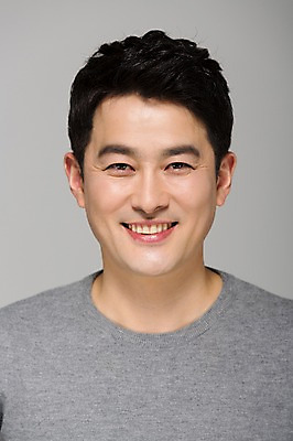 포토 JPG 스튜디오촬영 라이프스타일 남자 40대 모션 중년라이프 남편 실내 표정 한명 미소 사람 상반신 성인 앞모습 기쁨 한국인 중년남자한명만 국내포토 1 감정 뷰포인트 중년 동양인 내부 생활 남자한명만 중년남자만 파일형식