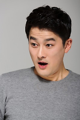 포토 JPG 스튜디오촬영 라이프스타일 응시 남자 40대 모션 중년라이프 남편 실내 표정 한명 사람 상반신 성인 앞모습 놀람 한국인 중년남자한명만 국내포토 1 시선 감정 뷰포인트 중년 동양인 내부 생활 남자한명만 중년남자만 파일형식