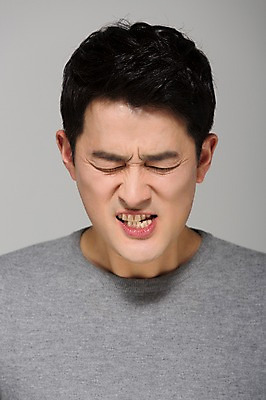 포토 JPG 스튜디오촬영 라이프스타일 남자 40대 모션 중년라이프 남편 실내 표정 한명 사람 상반신 성인 앞모습 한국인 찡그림 중년남자한명만 국내포토 1 뷰포인트 중년 동양인 내부 생활 남자한명만 중년남자만 파일형식