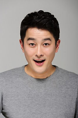 포토 JPG 스튜디오촬영 라이프스타일 남자 40대 모션 중년라이프 남편 실내 표정 한명 서기 미소 사람 상반신 성인 앞모습 기쁨 한국인 중년남자한명만 국내포토 1 감정 뷰포인트 중년 동양인 내부 생활 남자한명만 중년남자만 파일형식