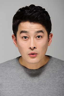 포토 JPG 스튜디오촬영 라이프스타일 남자 40대 모션 중년라이프 남편 실내 표정 한명 서기 사람 상반신 성인 앞모습 한국인 호기심 중년남자한명만 국내포토 1 감정 뷰포인트 중년 컨셉 동양인 내부 생활 남자한명만 중년남자만 파일형식