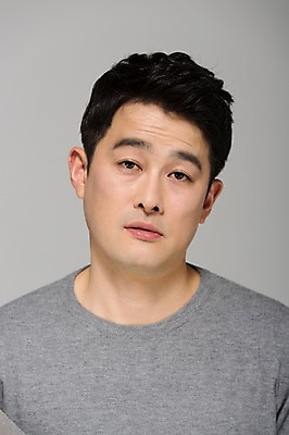 포토 JPG 스튜디오촬영 라이프스타일 남자 40대 모션 중년라이프 남편 실내 표정 한명 사람 상반신 성인 앞모습 한국인 졸음 중년남자한명만 국내포토 1 감정 뷰포인트 중년 동양인 내부 생활 남자한명만 중년남자만 파일형식