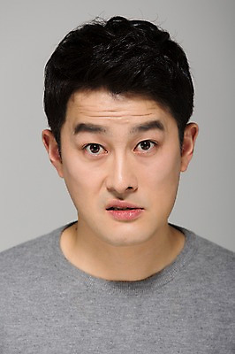 포토 JPG 스튜디오촬영 라이프스타일 남자 40대 모션 중년라이프 남편 실내 한명 사람 상반신 성인 앞모습 한국인 분노 중년남자한명만 국내포토 1 감정 뷰포인트 중년 동양인 내부 생활 남자한명만 중년남자만 파일형식