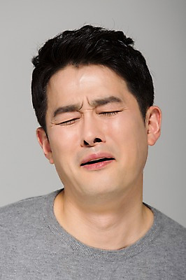 포토 JPG 스튜디오촬영 라이프스타일 남자 40대 모션 중년라이프 남편 실내 표정 한명 사람 상반신 성인 앞모습 한국인 슬픔 찡그림 중년남자한명만 국내포토 1 감정 뷰포인트 중년 동양인 내부 생활 남자한명만 중년남자만 파일형식