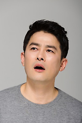 포토 JPG 스튜디오촬영 라이프스타일 응시 남자 40대 모션 중년라이프 남편 실내 한명 사람 상반신 성인 앞모습 놀람 한국인 중년남자한명만 국내포토 1 시선 감정 뷰포인트 중년 표정 동양인 내부 생활 남자한명만 중년남자만 파일형식