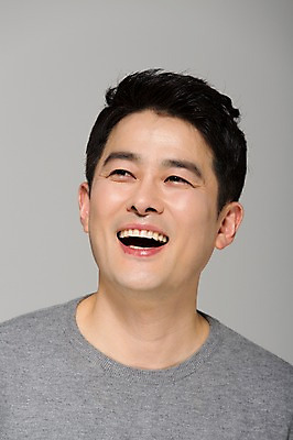 포토 JPG 스튜디오촬영 라이프스타일 응시 남자 40대 모션 중년라이프 남편 실내 표정 한명 미소 사람 상반신 성인 앞모습 기쁨 한국인 중년남자한명만 국내포토 1 시선 감정 뷰포인트 중년 동양인 내부 생활 남자한명만 중년남자만 파일형식