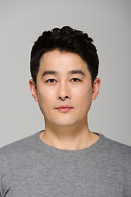 포토 JPG 스튜디오촬영 라이프스타일 남자 40대 모션 중년라이프 남편 실내 무표정 표정 한명 사람 상반신 성인 앞모습 한국인 중년남자한명만 국내포토 1 감정 뷰포인트 중년 동양인 내부 생활 남자한명만 중년남자만 파일형식